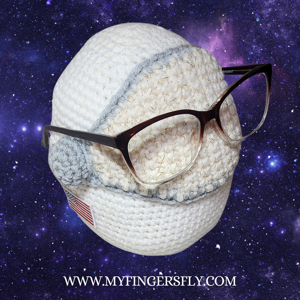 Crocheted Astronaut Eyeglass Holder: Space-Themed Desk Decor