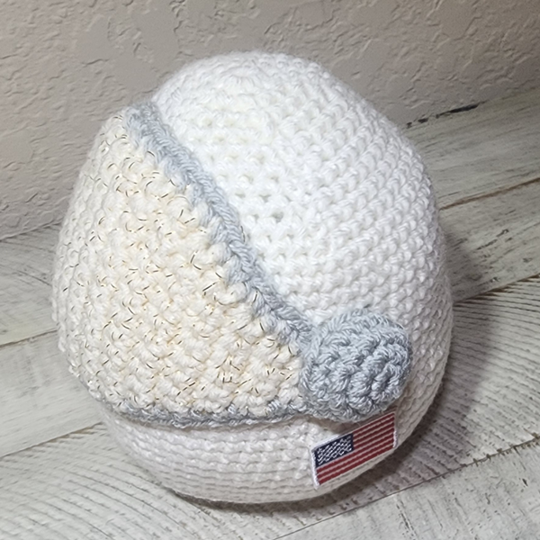 Crocheted Astronaut Eyeglass Holder: Space-Themed Desk Decor