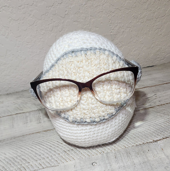 Crocheted Astronaut Eyeglass Holder: Space-Themed Desk Decor